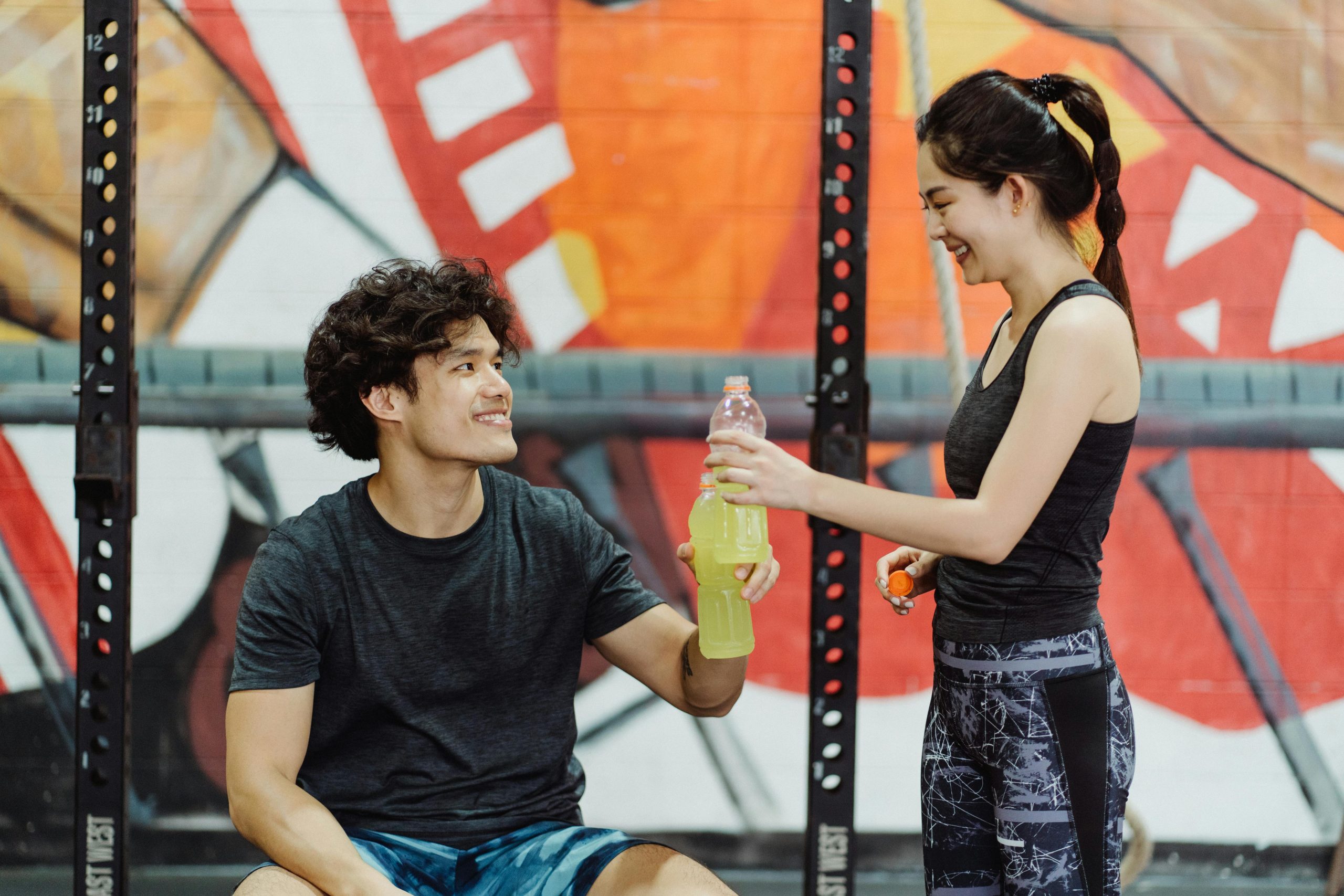 How to Tell if a Guy Likes You at the Gym (15 Clear Signs You Shouldn’t Ignore)